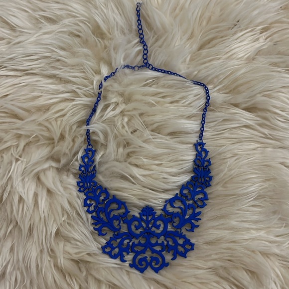 Statement necklace available in three colours - Picture 3 of 3